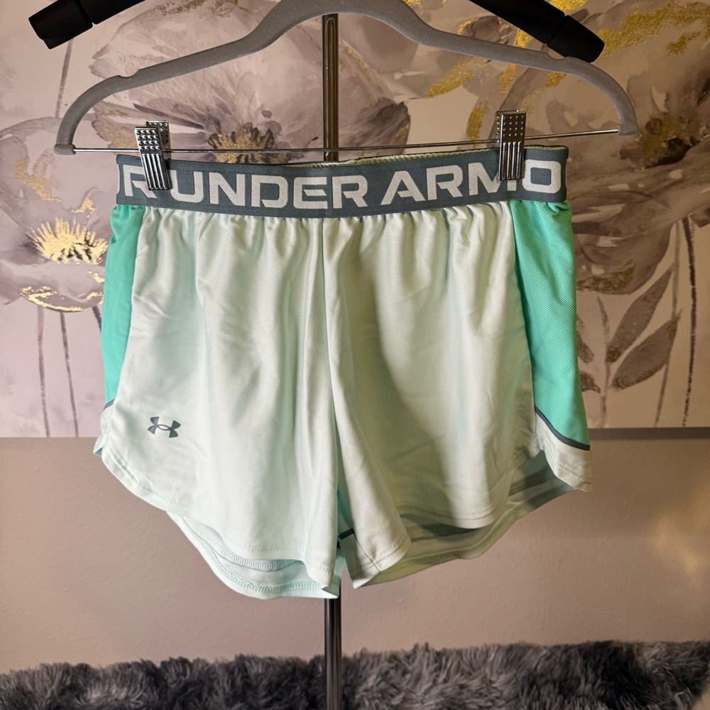 Under Armour Women's Light Green Athletic Shorts Running shorts size‎ S